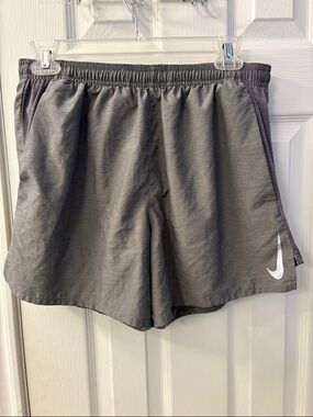 Nike Challenger Gray Dri Fit, lightweight Athletic Shorts with pockets. Men Med.
